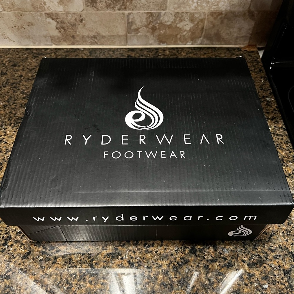 Black on black men’s Ryderwear D-Mak weightlifting shoes